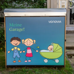 Außenwerbung . Beklebung Kinderwagenbox - Vonovia