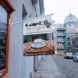 Banner doppelseitig als Fahne gehisst - Dresdner Kaffeestübchen