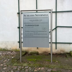 Werbeaufsteller beschriftet mit Plottbuchstaben - Schloss Nöthnitz