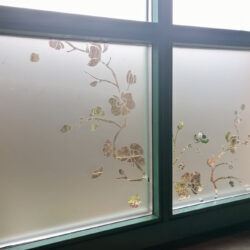 Sichtschutz aus Glasdekorfolie mit floralen Elementen