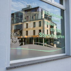 Sichtschutz Fenster - Glasdekorfolie in Kombination mit grafischen Elementen und Einzelbuchstaben - Friseur Schneidekunst